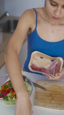 Bir insan renkli, iştah açıcı bir salata hazırlar. Vücudunu besleyen sağlıklı beslenme alışkanlıkları sergiler.