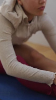Esneklik ve farkındalığı arttırma, vücut ve zihin uyumu sağlama amaçlı sakinleştirici bir yoga oturumuna katılın