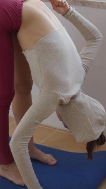 Yoga, zihin ve beden için esnekliği artırmak ve rahatlama tekniklerini geliştirmek için özel olarak tasarlanmıştır.