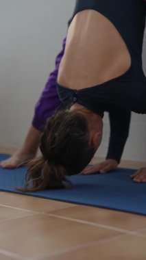 Yoganın ilgi çekici ve dinamik oturumu çeşitli pozlar yoluyla güç, denge ve esneklik gösteriyor.