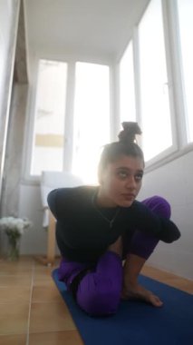 Çok güzel, zarif bir yoga uygulaması. İnanılmaz bir esneklik ve derin bir odak gösteriyor.