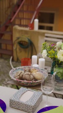 Ekmek, çiçek ve içeceklerden oluşan nefis bir açık hava yemek seti, toplanma için mükemmel..