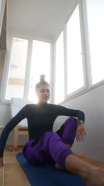 Çeşitli yoga pozları veren bir kadın güneşli odada, esneklik ve konsantrasyon sergiliyor..