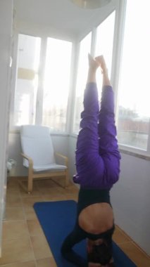 Huzurlu bir ortamda yoga yapma sanatına tanık olun. Hem hevesliler hem de pratisyenler için mükemmel..