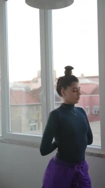 Yogaları gösteren bir dizi görüntü dinamik pozlar ve canlı giysiler yoluyla dikkate değer bir esneklik gösteriyor.