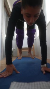 Huzurlu ve dingin bir yoga seansı güzel bir şekilde güç, esneklik ve dengeyi iyi aydınlatılmış bir yerde gösteriyor.