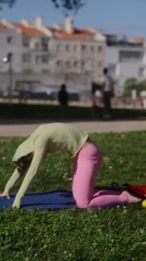 Açık havada huzurlu bir yoga seansı yaşayın. Çeşitli esneme ve rahatlama tekniklerini vurgulayın.