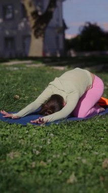 Rahatlamayı teşvik eden ve vücut ve zihin esnekliğini artıran pozlarla huzurlu bir yoga seansının tadını çıkarın.