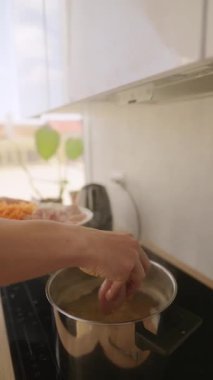 Canlı bir mutfak sahnesi modern bir mutfak ortamında gerçekten lezzetli bir yemeğin titiz bir şekilde hazırlanmasını gösteriyor.