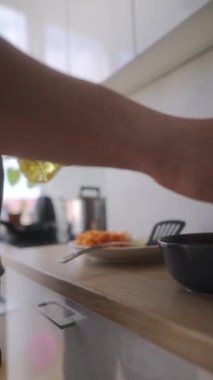 Canlı bir mutfak sahnesi zeytinyağı ve renkli taze malzemelerle ilgi çekici pişirme sürecini gözler önüne seriyor.