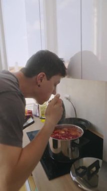 Bir insan nefis bir domates sosu hazırlar, şık bir mutfakta ev yemeğinin özünü yakalar..