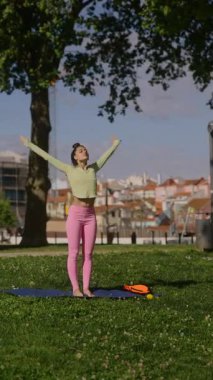 Bir insan dışarıda yoga yapıyor, doğa tarafından kuşatılmışken sakinlik ve canlılığın özünü bütünüyle somutlaştırıyor.