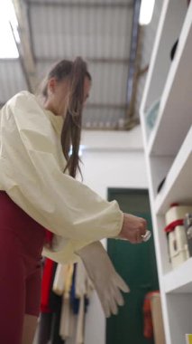Adanmış ve profesyonel bir medya stokçusu yaratıcı bir çalışma ortamı içinde çeşitli öğeleri titizlikle düzenler