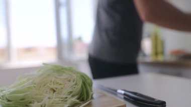 Taze lahanayı ustalıkla hazırlayan ve parlak, havadar bir mutfağa lezzetli bir sos ekleyen biri.