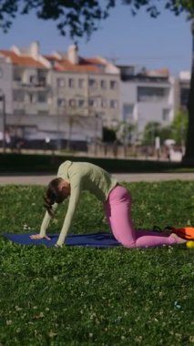 Daha sağlıklı bir yaşam için esneklik ve farkındalığı artıran pozlara odaklanan sakin bir açık hava yoga seansına katılın