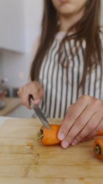 Yetenekli bir kadın ahşap bir tahtanın üzerinde taze hurma dilimler, aşçılık yeteneğini ve güzel malzemelerini sergiler.