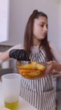 Yetenekli genç bir şef, geniş bir mutfak alanında rengarenk sebzeler hazırlar.