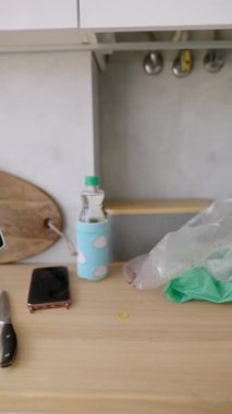Düzensiz bir mutfak tezgahı. Modern bir ortamda her gün farklı şeyler sergiliyor.