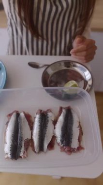 Bu, gerçekten lezzetli bir yemek için limonlu taze balığın nasıl hazırlanacağına dair kapsamlı bir adım rehberi.