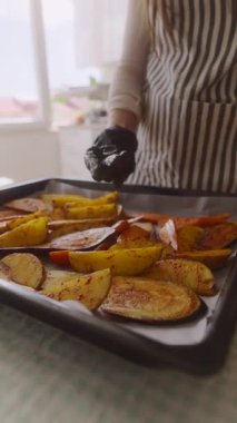 Taze kavrulmuş, mükemmel baharatlı sebzeler güzel bir şekilde düzenlenir ve parlak bir mutfakta eğlenmeye hazırdır.