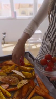 Canlı, mükemmel kavrulmuş sebzelerin göz kamaştırıcı bir gösterisi. Taze ve sulu domatesler.