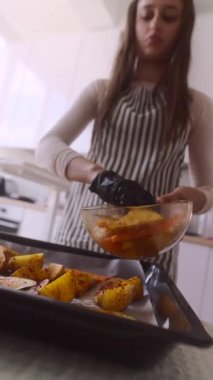 Yetenekli bir şef gerçekten lezzetli bir yemek yapmak için bir dizi canlı kızarmış sebze hazırlar.