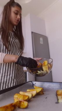 Genç ve yetenekli bir şef şık bir mutfak ortamında rengarenk sebzeler hazırlar.