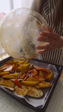 Yetenekli bir aşçı, baharatlı sebzeleri kızartma, canlı renkler ve tazelik için bir tepsiye koyar.