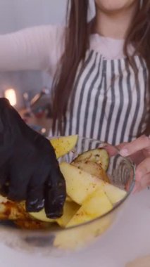 Lezzetli bir sebze yemeğini ustalıkla pişiren bir insan taze ve kaliteli malzemeler kullanmaya odaklanır.