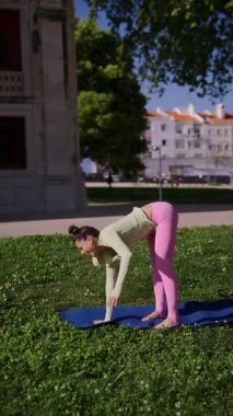 Güzel bir açık havada vücutların esnekliğini ve dayanıklılığını gösteren huzurlu bir yoga seansı.