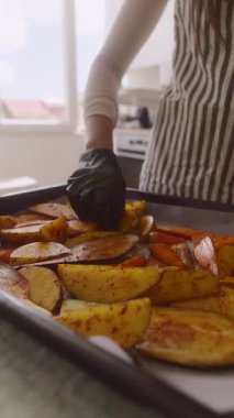 Taze kavrulmuş ve güzelce düzenlenmiş sebzeler güneşli bir mutfak ortamında bir şef tarafından ustalıkla hazırlanıyor.