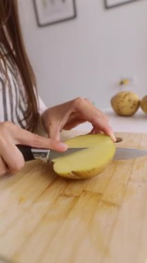 Patatesleri kusursuz dilimleme tekniklerini keşfedin, en sevdiğiniz yemek tariflerini güzelce geliştirin.