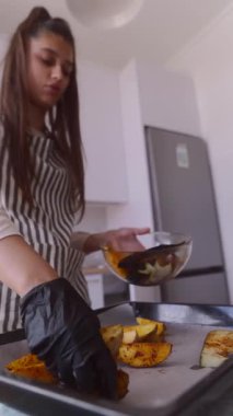 Yetenekli bir aşçı fırın için fırında pişmiş taze sebzeleri ustalıkla hazırlar.