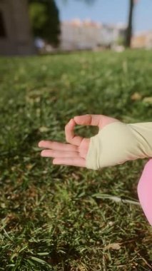 Huzuru ve doğayla derin bağlantıyı vurgulayan, farkındalığı tasvir eden rahatlatıcı bir sahne