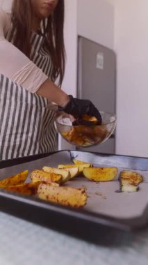 Yetenekli bir aşçı, modern bir mutfakta kızartılmış sebze hazırlar. Sağlıklı pişirme teknikleri sergiler.