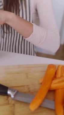 Çeşitli malzemeler ve baharatlar kullanarak lezzetli kızarmış patatesleri ustalıkla nasıl hazırlayacağınızı keşfedin.