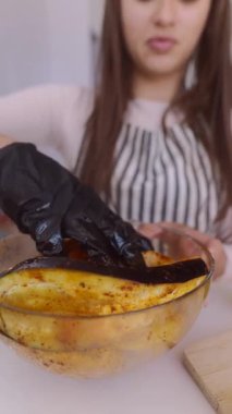 Yetenekli genç bir şef büyük özen ve uzmanlıkla çeşitli lezzetli kavrulmuş sebzeler hazırlıyor.