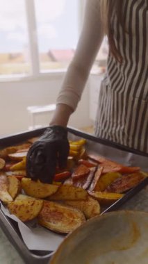 Becerikli bir aşçı tepside canlı bir sebze çeşidi hazırlar. Mutfak yaratıcılığı sergiler.