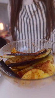 Taze patlıcan ustalıkla terbiye edilmiş ve son derece lezzetli bir yemek için dikkatlice hazırlanmış.