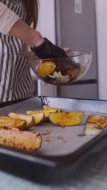 Yetenekli bir şef lezzetli kızarmış kabak hazırlar, canlı ve modern bir mutfakta baharatlandırır.