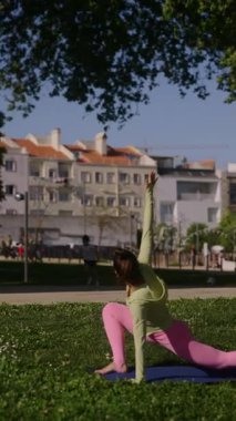 Bir parkta barışçıl bir yoga seansına katılın, esneklik, denge ve doğa ile yeniden bağlantı üzerine odaklanın.