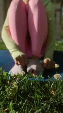 Esneklik, farkındalık ve barış temalarını güzel bir şekilde gözler önüne seren sakin bir açık hava yoga seansı
