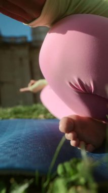 Açık havada yoga pratiğinin dingin anı zihin ve beden için farkındalığı ve rahatlığı teşvik eder.
