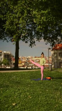 Yoga kıyafeti giymiş bir kadın, parlak, güneşli bir park ortamında çeşitli yoga pozları veriyor.