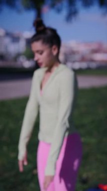 Yoga pratiğiyle yakından ilgilenen odaklanmış bir birey. Enerji ve sükunet havası yayıyor.