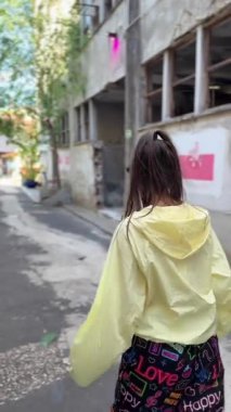 Bir insan açık havada canlı giysiler içinde yoga yapar, güzellikte sağlık ve uygunluğu teşvik eder.