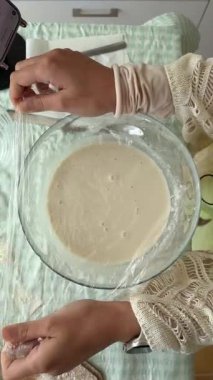 Yumurta, un ve su gibi temel malzemelerle hamur yapma konusunda ustalaşma sürecini detaylandırmak