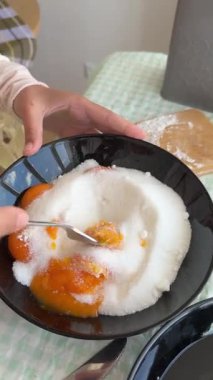 Şekerle yumurta sarısının enfes ve tatlı bir karışımı. Çürümüş bir tatlıya dönüşmeye hazır.