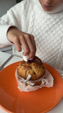 Bir insan renkli malzemelerle ve zengin çikolatalarla hamur işini geliştirir, pişirmede yaratıcılık sergilerler.