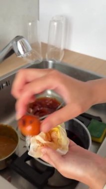 Yemek hazırlama ve canlı malzemelerle pişirme tekniklerini gösteren büyüleyici bir aşçılık süreci..